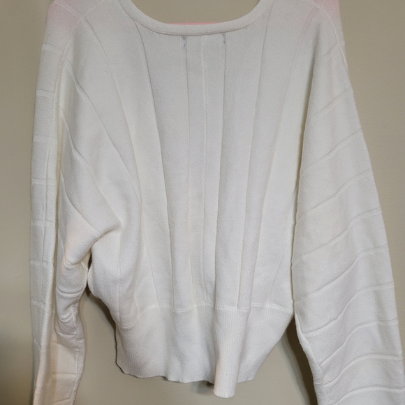Forever 21 White V-Neck Sweater - Picture 6 of 6